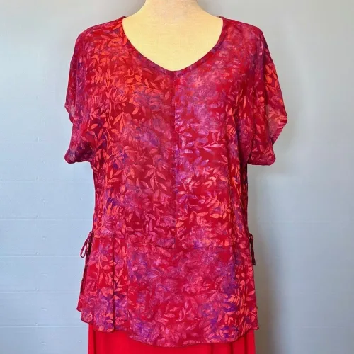 Batikbluse Model 183 - Løv Vinrød, kelor, hennarot, pink, lilla, topat, schäfer, unikat, natur, let, elegant, feminin, bluse, festbluse, smuk, røde, nuancer, farver, klædelig, talje, timeglas, kort, yndig, særlig, batik, tryk, farvet, biti, ribe, bæredygtig, holdbar, kvalitet, natur,