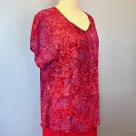 Batikbluse Model 183 - Løv Vinrød, kelor, hennarot, pink, lilla, topat, schäfer, unikat, natur, let, elegant, feminin, bluse, festbluse, smuk, røde, nuancer, farver, klædelig, talje, timeglas, kort, yndig, særlig, batik, tryk, farvet, biti, ribe, bæredygtig, holdbar, kvalitet, natur,