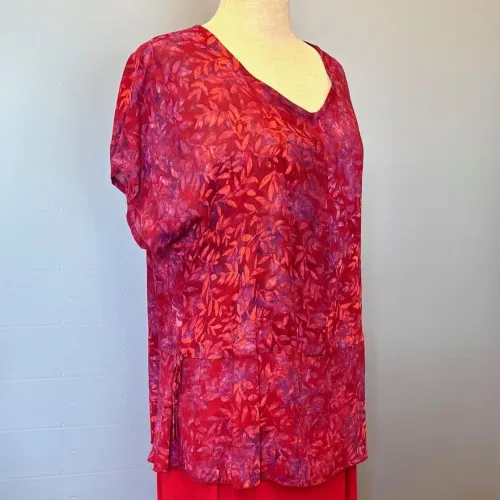 Batikbluse Model 183 - Løv Vinrød, kelor, hennarot, pink, lilla, topat, schäfer, unikat, natur, let, elegant, feminin, bluse, festbluse, smuk, røde, nuancer, farver, klædelig, talje, timeglas, kort, yndig, særlig, batik, tryk, farvet, biti, ribe, bæredygtig, holdbar, kvalitet, natur,