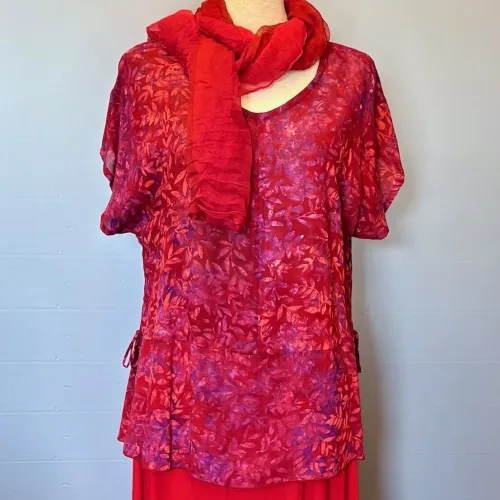 Batikbluse Model 183 - Løv Vinrød, kelor, hennarot, pink, lilla, topat, schäfer, unikat, natur, let, elegant, feminin, bluse, festbluse, smuk, røde, nuancer, farver, klædelig, talje, timeglas, kort, yndig, særlig, batik, tryk, farvet, biti, ribe, bæredygtig, holdbar, kvalitet, natur,