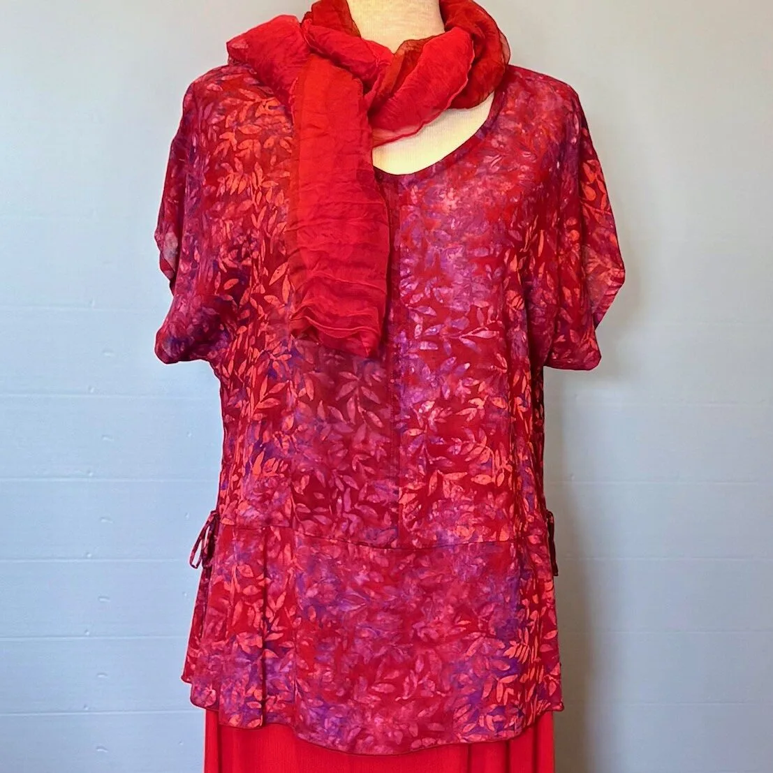 Batikbluse Model 183 - Løv Vinrød Batikbluse Model 183 - Løv Vinrød, kelor, hennarot, pink, lilla, topat, schäfer, unikat, natur, let, elegant, feminin, bluse, festbluse, smuk, røde, nuancer, farver, klædelig, talje, timeglas, kort, yndig, særlig, batik, tryk, farvet, biti, ribe, bæredygtig, holdbar, kvalitet, natur,