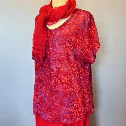 Batikbluse Model 183 - Løv Vinrød, kelor, hennarot, pink, lilla, topat, schäfer, unikat, natur, let, elegant, feminin, bluse, festbluse, smuk, røde, nuancer, farver, klædelig, talje, timeglas, kort, yndig, særlig, batik, tryk, farvet, biti, ribe, bæredygtig, holdbar, kvalitet, natur,