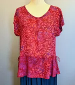 Batikbluse Model 183 - Løv Vinrød, kelor, hennarot, pink, lilla, topat, schäfer, unikat, natur, let, elegant, feminin, bluse, festbluse, smuk, røde, nuancer, farver, klædelig, talje, timeglas, kort, yndig, særlig, batik, tryk, farvet, biti, ribe, bæredygtig, holdbar, kvalitet, natur,