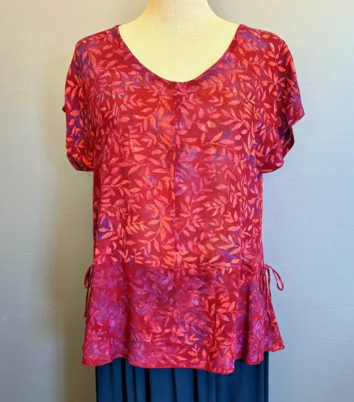 Batikbluse Model 183 - Løv Vinrød, kelor, hennarot, pink, lilla, topat, schäfer, unikat, natur, let, elegant, feminin, bluse, festbluse, smuk, røde, nuancer, farver, klædelig, talje, timeglas, kort, yndig, særlig, batik, tryk, farvet, biti, ribe, bæredygtig, holdbar, kvalitet, natur,