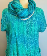 Batikbluse Model 183 - Seaweed Grøn Blå, lamloro, blue, green, blågrøn, turkis, friske, farver, havfarver, klare, topat, schäfer, unikat, natur, let, elegant, feminin, bluse, festbluse, smuk, røde, nuancer, farver, klædelig, talje, timeglas, kort, yndig, særlig, batik, tryk, farvet, biti, ribe, bæredygtig, holdbar, kvalitet, natur,