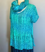 Batikbluse Model 183 - Seaweed Grøn Blå, lamloro, blue, green, blågrøn, turkis, friske, farver, havfarver, klare, topat, schäfer, unikat, natur, let, elegant, feminin, bluse, festbluse, smuk, røde, nuancer, farver, klædelig, talje, timeglas, kort, yndig, særlig, batik, tryk, farvet, biti, ribe, bæredygtig, holdbar, kvalitet, natur,