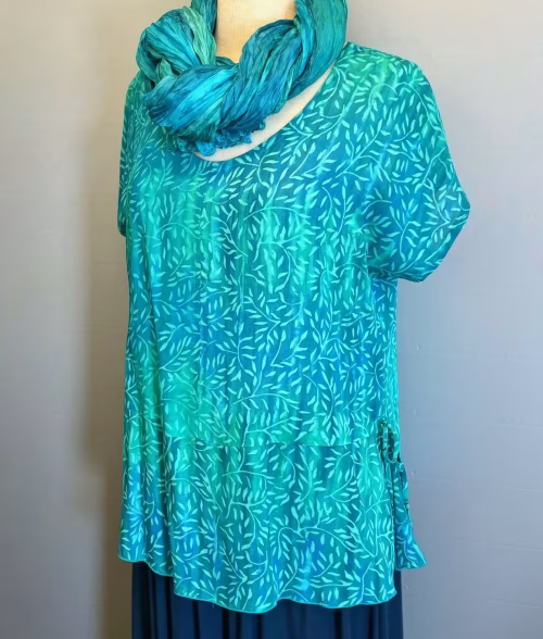 Batikbluse Model 183 - Seaweed Grøn Blå, lamloro, blue, green, blågrøn, turkis, friske, farver, havfarver, klare, topat, schäfer, unikat, natur, let, elegant, feminin, bluse, festbluse, smuk, røde, nuancer, farver, klædelig, talje, timeglas, kort, yndig, særlig, batik, tryk, farvet, biti, ribe, bæredygtig, holdbar, kvalitet, natur,