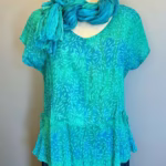 Batikbluse Model 183 - Seaweed Grøn Blå, lamloro, blue, green, blågrøn, turkis, friske, farver, havfarver, klare, topat, schäfer, unikat, natur, let, elegant, feminin, bluse, festbluse, smuk, røde, nuancer, farver, klædelig, talje, timeglas, kort, yndig, særlig, batik, tryk, farvet, biti, ribe, bæredygtig, holdbar, kvalitet, natur,