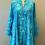 Festjakke i Crepe - Blå Turkis Violet, festjakke, fest, tøj, jakke, festlig, lang, swing, flot, a-snit, a-facon, swinger, langærmet, anvendelig, smuk, klædelig, slankende, rummelig, store, størrelser, piger, curvy, plus, size, blå, turkis, natur, materialer, åndbar, bomuld, viskose, silke, vaskes, let, behagelig, holdbar, kvalitet, speciel, særlig, batik, tryk, farvet, kunstnerisk, kunsthåndværk, bæredygtig, biti, ribe, løgagers, angel cirkle,