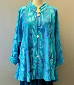 Festjakke i Crepe - Blå Turkis Violet, festjakke, fest, tøj, jakke, festlig, lang, swing, flot, a-snit, a-facon, swinger, langærmet, anvendelig, smuk, klædelig, slankende, rummelig, store, størrelser, piger, curvy, plus, size, blå, turkis, natur, materialer, åndbar, bomuld, viskose, silke, vaskes, let, behagelig, holdbar, kvalitet, speciel, særlig, batik, tryk, farvet, kunstnerisk, kunsthåndværk, bæredygtig, biti, ribe, løgagers, angel cirkle,