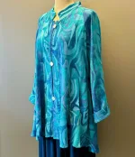 Festjakke i Crepe - Blå Turkis Violet, festjakke, fest, tøj, jakke, festlig, lang, swing, flot, a-snit, a-facon, swinger, langærmet, anvendelig, smuk, klædelig, slankende, rummelig, store, størrelser, piger, curvy, plus, size, blå, turkis, natur, materialer, åndbar, bomuld, viskose, silke, vaskes, let, behagelig, holdbar, kvalitet, speciel, særlig, batik, tryk, farvet, kunstnerisk, kunsthåndværk, bæredygtig, biti, ribe, løgagers, angel cirkle,