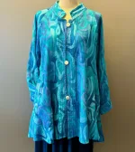 Festjakke i Crepe - Blå Turkis Violet, festjakke, fest, tøj, jakke, festlig, lang, swing, flot, a-snit, a-facon, swinger, langærmet, anvendelig, smuk, klædelig, slankende, rummelig, store, størrelser, piger, curvy, plus, size, blå, turkis, natur, materialer, åndbar, bomuld, viskose, silke, vaskes, let, behagelig, holdbar, kvalitet, speciel, særlig, batik, tryk, farvet, kunstnerisk, kunsthåndværk, bæredygtig, biti, ribe, løgagers, angel cirkle,