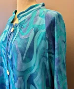 Festjakke i Crepe - Blå Turkis Violet, festjakke, fest, tøj, jakke, festlig, lang, swing, flot, a-snit, a-facon, swinger, langærmet, anvendelig, smuk, klædelig, slankende, rummelig, store, størrelser, piger, curvy, plus, size, blå, turkis, natur, materialer, åndbar, bomuld, viskose, silke, vaskes, let, behagelig, holdbar, kvalitet, speciel, særlig, batik, tryk, farvet, kunstnerisk, kunsthåndværk, bæredygtig, biti, ribe, løgagers, angel cirkle,