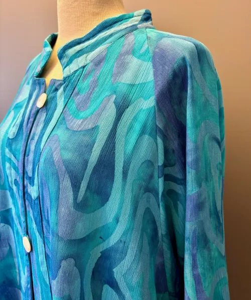 Festjakke i Crepe - Blå Turkis Violet, festjakke, fest, tøj, jakke, festlig, lang, swing, flot, a-snit, a-facon, swinger, langærmet, anvendelig, smuk, klædelig, slankende, rummelig, store, størrelser, piger, curvy, plus, size, blå, turkis, natur, materialer, åndbar, bomuld, viskose, silke, vaskes, let, behagelig, holdbar, kvalitet, speciel, særlig, batik, tryk, farvet, kunstnerisk, kunsthåndværk, bæredygtig, biti, ribe, løgagers, angel cirkle,