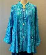 Festjakke i Crepe - Blå Turkis Violet, festjakke, fest, tøj, jakke, festlig, lang, swing, flot, a-snit, a-facon, swinger, langærmet, anvendelig, smuk, klædelig, slankende, rummelig, store, størrelser, piger, curvy, plus, size, blå, turkis, natur, materialer, åndbar, bomuld, viskose, silke, vaskes, let, behagelig, holdbar, kvalitet, speciel, særlig, batik, tryk, farvet, kunstnerisk, kunsthåndværk, bæredygtig, biti, ribe, løgagers, angel cirkle,