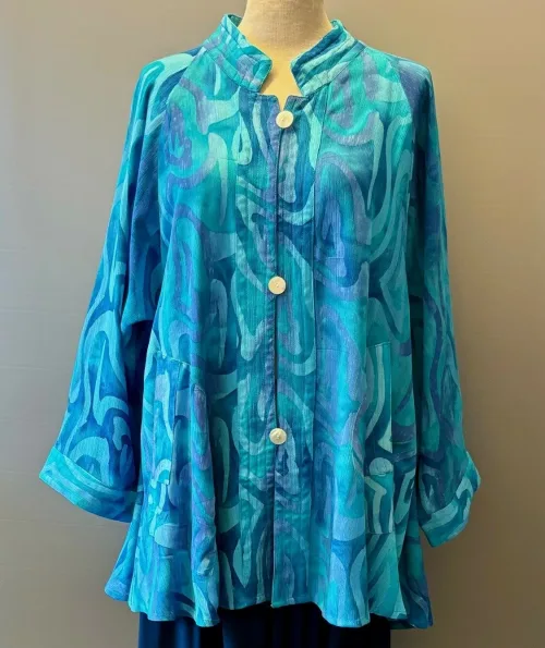 Festjakke i Crepe - Blå Turkis Violet, festjakke, fest, tøj, jakke, festlig, lang, swing, flot, a-snit, a-facon, swinger, langærmet, anvendelig, smuk, klædelig, slankende, rummelig, store, størrelser, piger, curvy, plus, size, blå, turkis, natur, materialer, åndbar, bomuld, viskose, silke, vaskes, let, behagelig, holdbar, kvalitet, speciel, særlig, batik, tryk, farvet, kunstnerisk, kunsthåndværk, bæredygtig, biti, ribe, løgagers, angel cirkle,