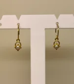 Forgyldte Ørenringe Lille Daisy med Perle, Muja Juma, My herritage, små, petit, Daisy, 10302-GB-17, perle, guld, guldhoops, med, perleøreringe, småbitte, feminine, særlige, specielle, gyldne, forgyldte, creoler, dansk, design, enamel, stine a, anni lu, maanesten, corydon, biti, ribe, holland,