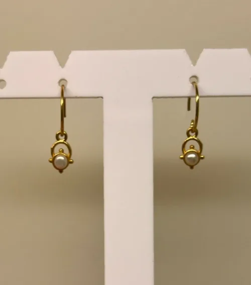 Forgyldte Ørenringe Lille Daisy med Perle, Muja Juma, My herritage, små, petit, Daisy, 10302-GB-17, perle, guld, guldhoops, med, perleøreringe, småbitte, feminine, særlige, specielle, gyldne, forgyldte, creoler, dansk, design, enamel, stine a, anni lu, maanesten, corydon, biti, ribe, holland,