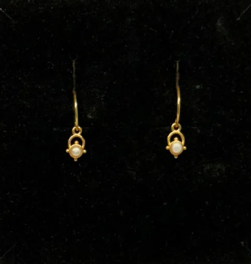 Forgyldte Ørenringe Lille Daisy med Perle, Muja Juma, My herritage, små, petit, Daisy, 10302-GB-17, perle, guld, guldhoops, med, perleøreringe, småbitte, feminine, særlige, specielle, gyldne, forgyldte, creoler, dansk, design, enamel, stine a, anni lu, maanesten, corydon, biti, ribe, holland,