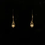 Forgyldte Ørenringe Lille Daisy med Perle, Muja Juma, My herritage, små, petit, Daisy, 10302-GB-17, perle, guld, guldhoops, med, perleøreringe, småbitte, feminine, særlige, specielle, gyldne, forgyldte, creoler, dansk, design, enamel, stine a, anni lu, maanesten, corydon, biti, ribe, holland,