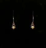 Forgyldte Ørenringe Lille Daisy med Perle, Muja Juma, My herritage, små, petit, Daisy, 10302-GB-17, perle, guld, guldhoops, med, perleøreringe, småbitte, feminine, særlige, specielle, gyldne, forgyldte, creoler, dansk, design, enamel, stine a, anni lu, maanesten, corydon, biti, ribe, holland,