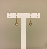 Forgyldte Ørenringe Lille Daisy med Perle, Muja Juma, My herritage, små, petit, Daisy, 10302-GB-17, perle, guld, guldhoops, med, perleøreringe, småbitte, feminine, særlige, specielle, gyldne, forgyldte, creoler, dansk, design, enamel, stine a, anni lu, maanesten, corydon, biti, ribe, holland,