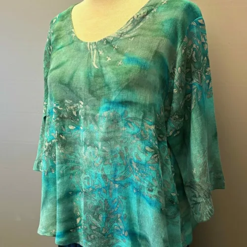 Leli Bluse med Hør - Grå Turkis, sky A4, dæmpet, diskret, elegant, hør, bomuld, struktur, let, særlig, frisk, lækker, kvalitet, halvlange, ærmer, bådhals, vidde, a-snit, feminin, klædelig, smart, blå, turkis, klare, strygefri, afslappet, cool, små, store, størrelser, petit, løs, natur, åndbar, bæredygtig, holdbar, batikfarvet, batiktryk, håndarbejde, kunstnerisk, biti, ribe, bali, diva, hørbluse, behagelig, holdbar