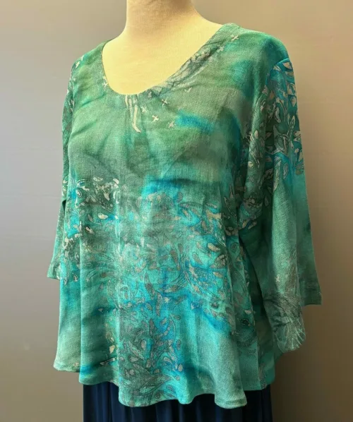 Leli Bluse med Hør - Grå Turkis, sky A4, dæmpet, diskret, elegant, hør, bomuld, struktur, let, særlig, frisk, lækker, kvalitet, halvlange, ærmer, bådhals, vidde, a-snit, feminin, klædelig, smart, blå, turkis, klare, strygefri, afslappet, cool, små, store, størrelser, petit, løs, natur, åndbar, bæredygtig, holdbar, batikfarvet, batiktryk, håndarbejde, kunstnerisk, biti, ribe, bali, diva, hørbluse, behagelig, holdbar
