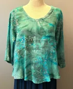 Leli Bluse med Hør - Grå Turkis, sky A4, dæmpet, diskret, elegant, hør, bomuld, struktur, let, særlig, frisk, lækker, kvalitet, halvlange, ærmer, bådhals, vidde, a-snit, feminin, klædelig, smart, blå, turkis, klare, strygefri, afslappet, cool, små, store, størrelser, petit, løs, natur, åndbar, bæredygtig, holdbar, batikfarvet, batiktryk, håndarbejde, kunstnerisk, biti, ribe, bali, diva, hørbluse, behagelig, holdbar
