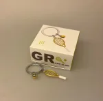 Nøglering Ketcher med Bold, grand slam, tennis, tennisspiller, tennisketcher, tennisbold, tennistræner, træner, gave, symbolsk, gaveide, padel, squash, wibledon, sport, nøglering, flot, lækker, pengegave, gavekort, guld, tillykke, tak, biti, ribe,old boys, senior, konfirmation, konfirmationsgave