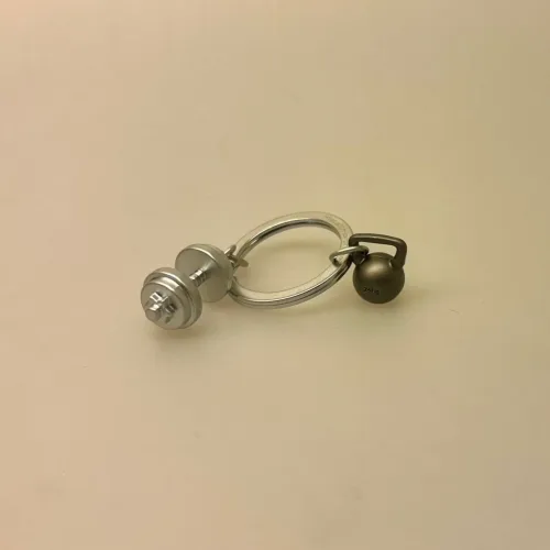 Nøglering Kettlebell og Dumbbell, mtm 320, 01, træning, vægte, vægttræning, firness, træningscenter, jern, vægtløft, crossfit, cross fit, cross, bodybuilding, motion, motionscenter, muskel, muskler, dumbbell, kettlebell, tabata, interval, håndvægt, styrke, styrketræning, sej, kamp, hård, fokus, symbolsk, gave, gaveide, lækker, gadgets, biti, ribefitnesscenter, center, træningsmakker, buff, strong