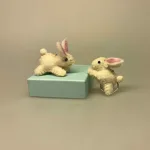 Nøglering med Filtet Kanin, RA, naturstyle, filt, filtet, filtkanin, kanin, nøglering, nuttet, konfirmation, symbolsk, gave, gaveide, konfirmand, kaninting, kaninnøglering, håndlavet, dyr, kæledyr, hare, hvid, tryllekunst, tryllekunstner, biti, ribe, filtfigur,