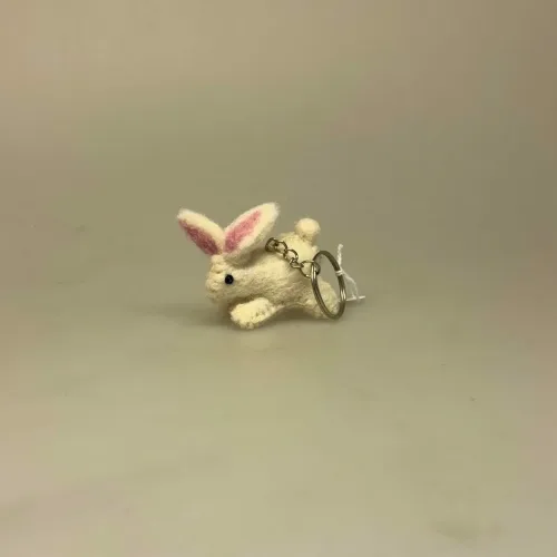 Nøglering med Filtet Kanin, RA, naturstyle, filt, filtet, filtkanin, kanin, nøglering, nuttet, konfirmation, symbolsk, gave, gaveide, konfirmand, kaninting, kaninnøglering, håndlavet, dyr, kæledyr, hare, hvid, tryllekunst, tryllekunstner, biti, ribe, filtfigur,