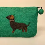 Penalhus - Pung i Filtet Uld - Grøn med Gravhund, klar, grøn, pølsehund, grævlingehund, glathåret, dackel, dachshund, RA, 2023GB6, filt, filtet, filtpung, organizer, hundeejer, hunde, ting, kosmetik, make up, penalhus, skole, praktisk, orden, sød, fin, håndlavet, særlig, veninde, biti, ribe