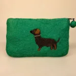Penalhus - Pung i Filtet Uld - Grøn med Gravhund, klar, grøn, pølsehund, grævlingehund, glathåret, dackel, dachshund, RA, 2023GB6, filt, filtet, filtpung, organizer, hundeejer, hunde, ting, kosmetik, make up, penalhus, skole, praktisk, orden, sød, fin, håndlavet, særlig, veninde, biti, ribe