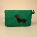 Penalhus - Pung i Filtet Uld - Grøn med Gravhund, klar, grøn, pølsehund, grævlingehund, glathåret, dackel, dachshund, RA, 2023GB6, filt, filtet, filtpung, organizer, hundeejer, hunde, ting, kosmetik, make up, penalhus, skole, praktisk, orden, sød, fin, håndlavet, særlig, veninde, biti, ribe