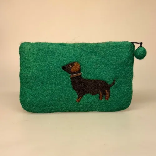 Penalhus - Pung i Filtet Uld - Grøn med Gravhund, klar, grøn, pølsehund, grævlingehund, glathåret, dackel, dachshund, RA, 2023GB6, filt, filtet, filtpung, organizer, hundeejer, hunde, ting, kosmetik, make up, penalhus, skole, praktisk, orden, sød, fin, håndlavet, særlig, veninde, biti, ribe