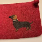 Penalhus - Pung i Filtet Uld - Vinrød med Gravhund, bordeaux, fuchsia, pink, pølsehund, grævlingehund, glathåret, dackel, dachshund, RA, 2023GB6, filt, filtet, filtpung, organizer, hundeejer, hunde, ting, kosmetik, make up, penalhus, skole, praktisk, orden, sød, fin, håndlavet, særlig, veninde, biti, ribe
