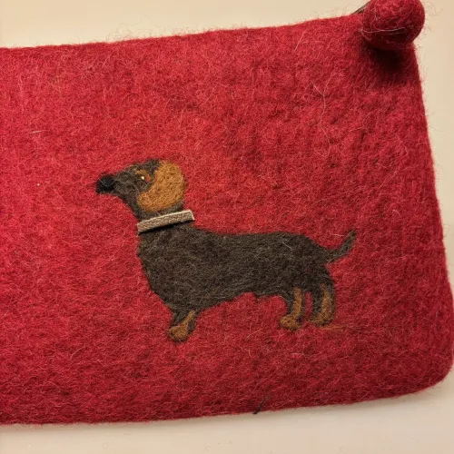 Penalhus - Pung i Filtet Uld - Vinrød med Gravhund, bordeaux, fuchsia, pink, pølsehund, grævlingehund, glathåret, dackel, dachshund, RA, 2023GB6, filt, filtet, filtpung, organizer, hundeejer, hunde, ting, kosmetik, make up, penalhus, skole, praktisk, orden, sød, fin, håndlavet, særlig, veninde, biti, ribe