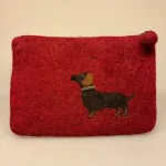 Penalhus - Pung i Filtet Uld - Vinrød med Gravhund, bordeaux, fuchsia, pink, pølsehund, grævlingehund, glathåret, dackel, dachshund, RA, 2023GB6, filt, filtet, filtpung, organizer, hundeejer, hunde, ting, kosmetik, make up, penalhus, skole, praktisk, orden, sød, fin, håndlavet, særlig, veninde, biti, ribe