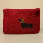 Penalhus - Pung i Filtet Uld - Vinrød med Gravhund, bordeaux, fuchsia, pink, pølsehund, grævlingehund, glathåret, dackel, dachshund, RA, 2023GB6, filt, filtet, filtpung, organizer, hundeejer, hunde, ting, kosmetik, make up, penalhus, skole, praktisk, orden, sød, fin, håndlavet, særlig, veninde, biti, ribe