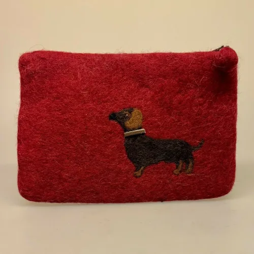 Penalhus - Pung i Filtet Uld - Vinrød med Gravhund, bordeaux, fuchsia, pink, pølsehund, grævlingehund, glathåret, dackel, dachshund, RA, 2023GB6, filt, filtet, filtpung, organizer, hundeejer, hunde, ting, kosmetik, make up, penalhus, skole, praktisk, orden, sød, fin, håndlavet, særlig, veninde, biti, ribe