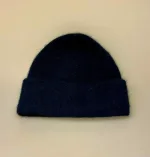 Possum Hue Dobbelt med Opslag - Navy, maritime, marineblå, mørkeblå, navy blue, klassisk, varm, possum, silke, merino, dobbelt, striket, strikhue, new zealand, blød, lun, lækker, kvalitet, unisex, super soft, noble wilde, skøn, luksus, cashmere, cashmir, biti, ribe, meleret, ensfarvet, gul, okker, sennep, sort sol, danmark, strik