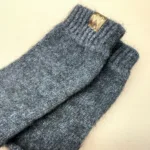 Pulsvarmere i Blød Possum Uld - Blå, 466, neptune, denimblå, denim, jeans, gråblå, luksus, elegant, stilig, muffedisser, håndledsvarmere, pulsvarmere, fingerløse, åbne, korte, figre, strik, strikvanter, arbejde, kontor, koldt, fingerfri, mobil, handsker, vanter, possum, angora, lune, bløde, lækre, holde, varmen, gave, gaveide, smarte, lækre, kvalitet, fine, biti, ribe, new zealand,