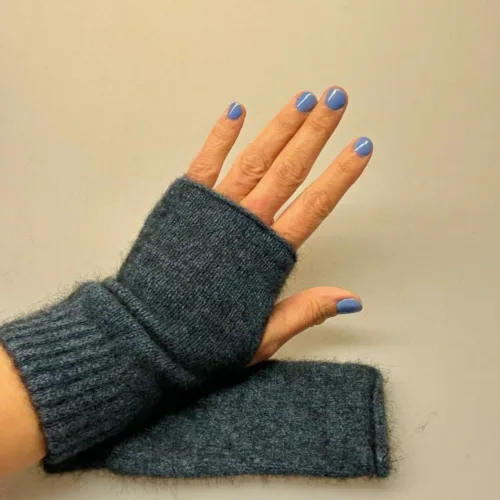 Pulsvarmere i Blød Possum Uld - Blå, 466, neptune, denimblå, denim, jeans, gråblå, luksus, elegant, stilig, muffedisser, håndledsvarmere, pulsvarmere, fingerløse, åbne, korte, figre, strik, strikvanter, arbejde, kontor, koldt, fingerfri, mobil, handsker, vanter, possum, angora, lune, bløde, lækre, holde, varmen, gave, gaveide, smarte, lækre, kvalitet, fine, biti, ribe, new zealand,