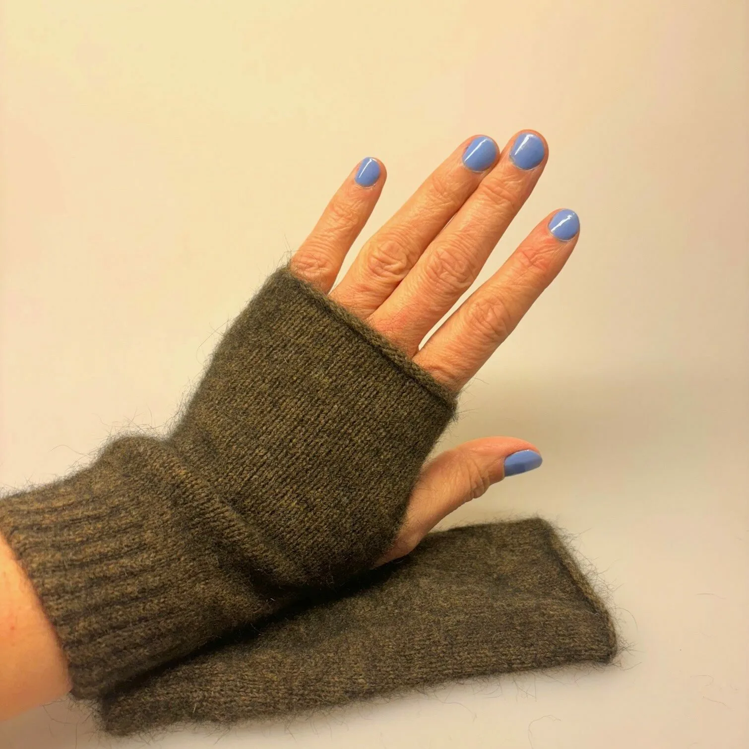 Pulsvarmere i Blød Possum Uld - Brun, kauri, 472, gråbrun, mørkebrun, brun sort, neutrale, muffedisser, håndledsvarmere, pulsvarmere, fingerløse, åbne, korte, figre, strik, strikvanter, arbejde, kontor, koldt, fingerfri, mobil, handsker, vanter, possum, angora, lune, bløde, lækre, holde, varmen, gave, gaveide, smarte, lækre, kvalitet, fine, biti, ribe, new zealand,