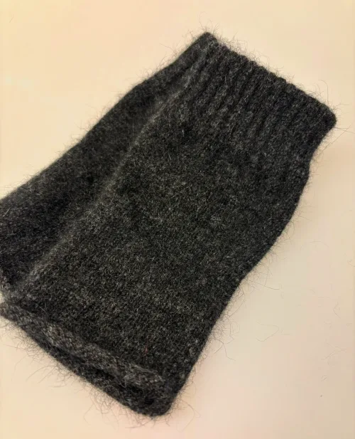 Pulsvarmere i Blød Possum Uld - Koks, antrazit, charcoal, sorte, luksus, elegant, stilig, muffedisser, håndledsvarmere, pulsvarmere, fingerløse, åbne, korte, figre, strik, strikvanter, arbejde, kontor, koldt, fingerfri, mobil, handsker, vanter, possum, angora, lune, bløde, lækre, holde, varmen, gave, gaveide, smarte, lækre, kvalitet, fine, biti, ribe, new zealand,