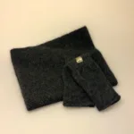 Pulsvarmere i Blød Possum Uld - Koks, antrazit, charcoal, sorte, luksus, elegant, stilig, muffedisser, håndledsvarmere, pulsvarmere, fingerløse, åbne, korte, figre, strik, strikvanter, arbejde, kontor, koldt, fingerfri, mobil, handsker, vanter, possum, angora, lune, bløde, lækre, holde, varmen, gave, gaveide, smarte, lækre, kvalitet, fine, biti, ribe, new zealand,