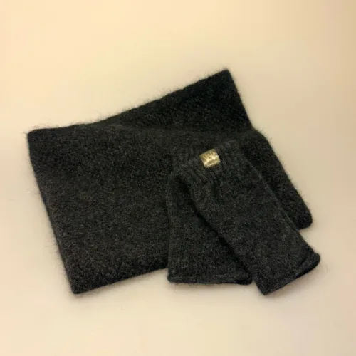 Pulsvarmere i Blød Possum Uld - Koks, antrazit, charcoal, sorte, luksus, elegant, stilig, muffedisser, håndledsvarmere, pulsvarmere, fingerløse, åbne, korte, figre, strik, strikvanter, arbejde, kontor, koldt, fingerfri, mobil, handsker, vanter, possum, angora, lune, bløde, lækre, holde, varmen, gave, gaveide, smarte, lækre, kvalitet, fine, biti, ribe, new zealand,