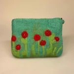 Pung i Filtet Uld - Stor Grøn med Valmuer, Ra, naturstyle, poppies, valmuer, filtet, filtpung, pung, organizer,, kosmetik, lynlås, nålefilt, håndlavet, særlig, bæredygtig, håndværk, fåreuld, blomster, sød, til, piger, værtindegave, gave, konfirmation, konfirmand, gaveide, biti, ribe, en gry, en sif, design,